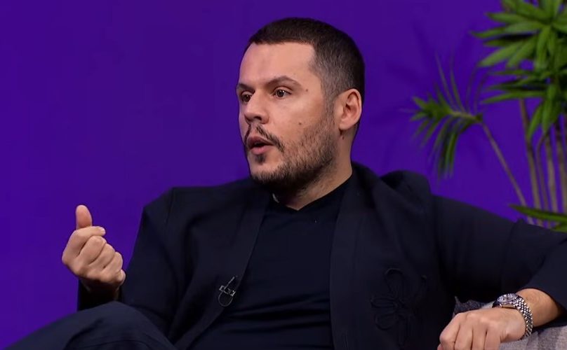 Valdrin Sahiti në gjendje jo të mirë shëndetësore  shfaqet duke marrë infuzion