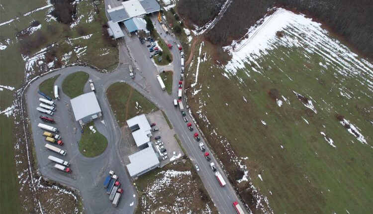 Pamje nga greva e kamionistëve në Maqedoninë e Veriut: Ja cilët kamionë lejohen të kalojnë në kufi