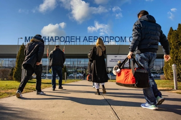 Në aeroportet e Maqedonisë vitin e kaluar janë transportuar 3 5 milionë udhëtarë  rritje prej nëntë përqindëve në nivel vjetor
