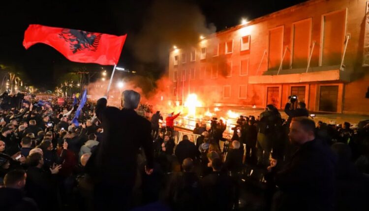 Media britanike ‘The Mirror’ i bën jehonë protestës së opozitës: Demonstrata masive në Tiranë kundër korrupsionit të qeverisë Rama