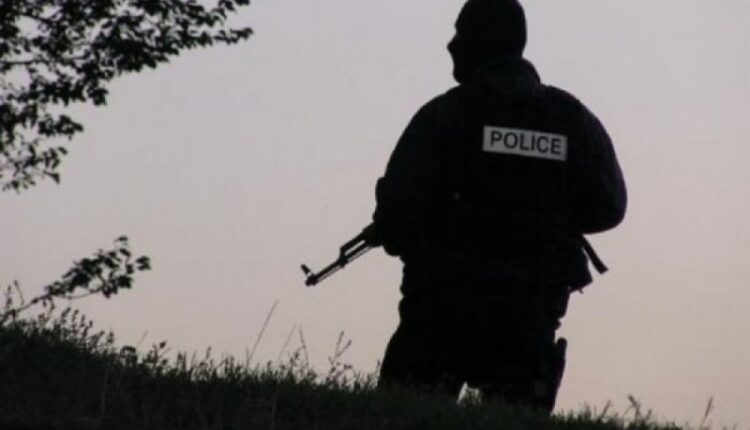 Shtetasi i Maqedonisë e kalon kufirin ilegalisht në “Bllacë”, kapet me armë zjarri në Kosovë