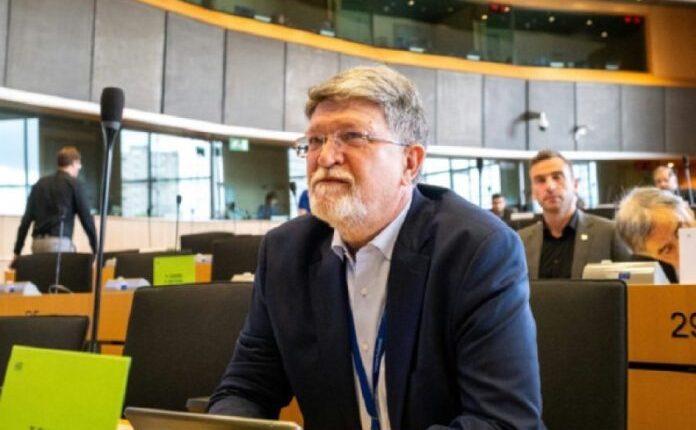 Raportuesi i PE-së për Serbinë pas festës skandaloze: Nuk ka negociata për anëtarësim në BE me njerëz të tillë