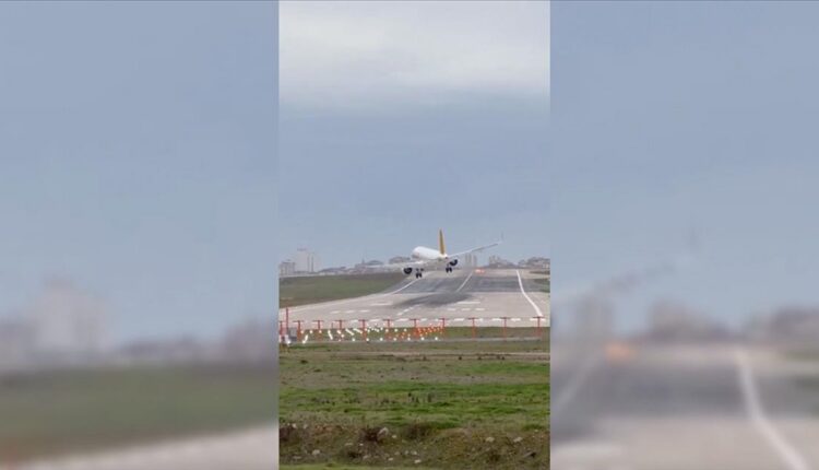 Avioni anulon uljen në aeroportin e Stambollit për shkak të stuhisë së fortë