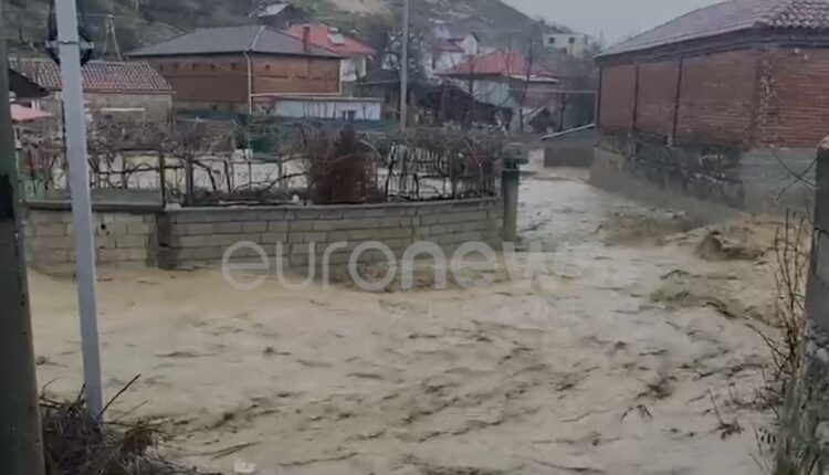 VIDEOLAJM/ Uji vërshon në fshatin Rrëmenj të Pogradecit, përmbyten disa banesa