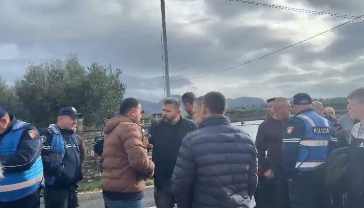 Bllokohet rruga Laç-Mamurras, banorët dalin në protestë për përmbytjet e përsëritura