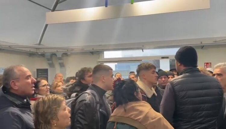 Tension në aeroportet italiane, udhëtarë shqiptarë të shqetësuar për vonesat e udhëtimit