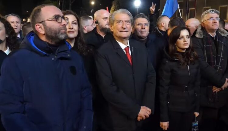 Protesta e opozitës, Berisha mbërrin përpara kryemistrisë