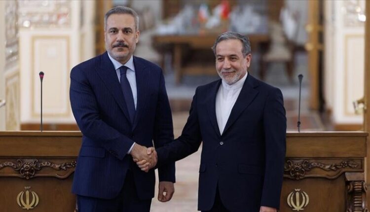 Kryediplomati turk dhe homologu iranian diskutuan mbi hapat për uljen e tensioneve rajonale