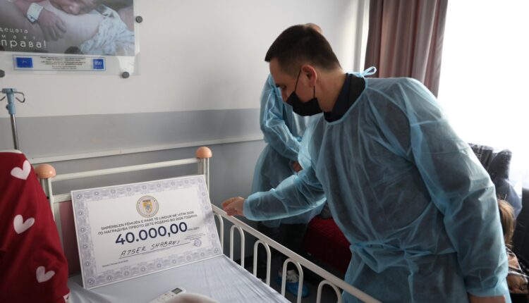 Bilall Kasami viziton fëmiun e parë të 2026 – Deonin,  i dhuron 40 mijë denarë  (FOTO)