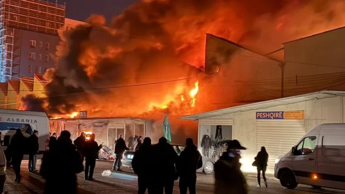 Zjarr masiv në tregun e rrobave të përdorura në Tiranë  VIDEO 