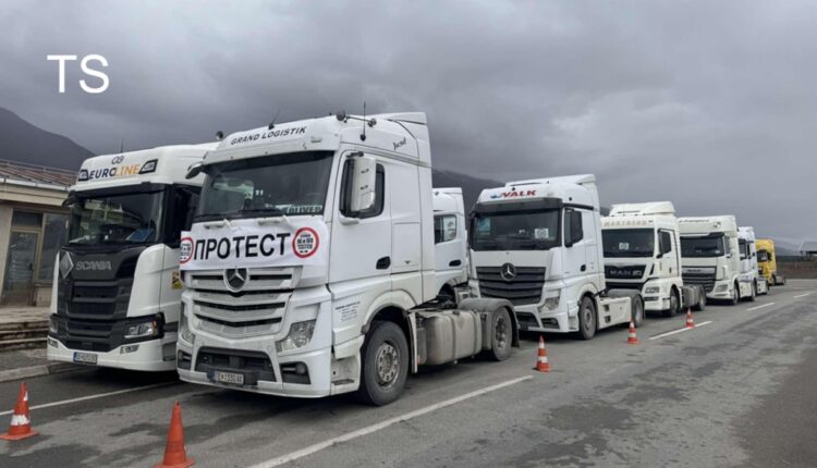 Protesta e kamionistëve bllokon edhe pikën kufitare Bllatë të Dibrës
