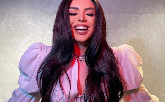 Fifi si kurrë më parë me fustan të nuseve