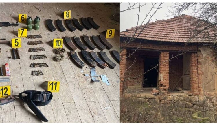 Policia gjen dhe sekuestron armë, municion e granata dore në një shtëpi të braktisur në Zveçan
