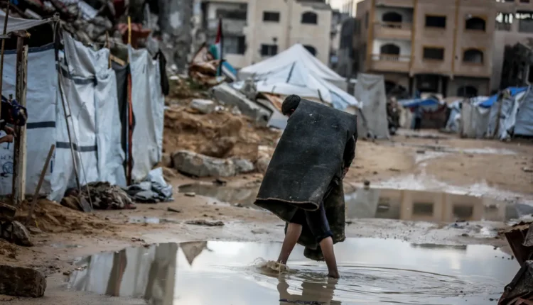 Shirat e rrëmbyeshëm përmbytin tendat në Gaza, thellojnë krizën humanitare