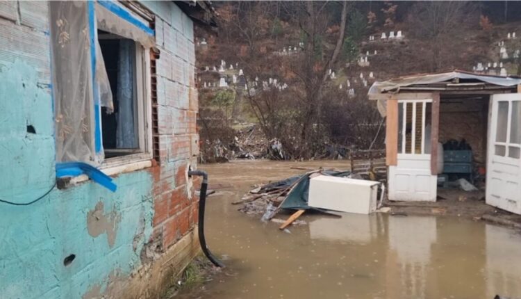 Situata alarmante në lagjen Prilepska në Kërçovë! Shiu ka bërë që niveli i ujit të lumit të rritet sërish