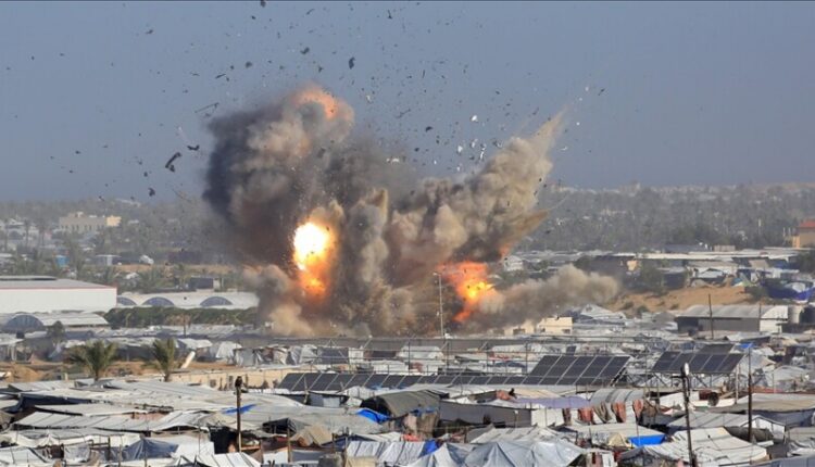 Izraeli godet një ndërtesë banimi në Khan Younis, re të dendura tymi shihen mbi Gaza