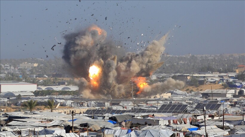Izraeli godet një ndërtesë banimi në Khan Younis  re të dendura tymi shihen mbi Gaza