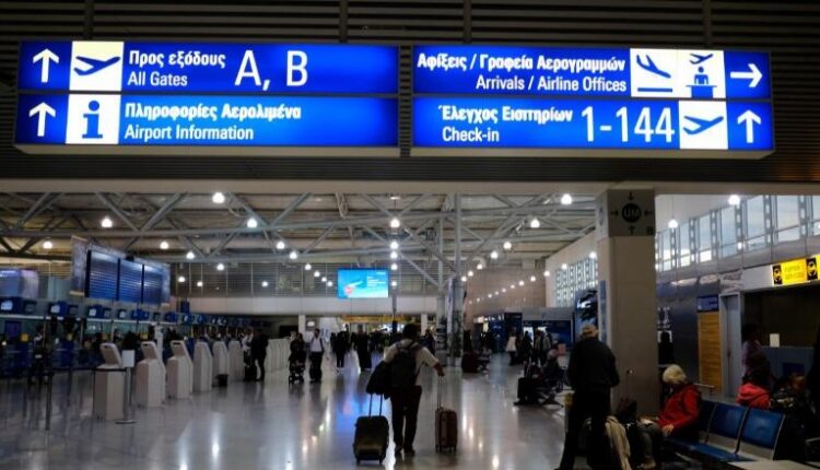 Kaos në aeroportet greke, pezullohen fluturimet