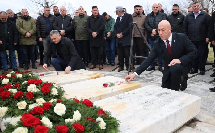 Haradinaj bën homazhe për Jusuf e Bardhosh Gërvallën dhe Kadri Zekën