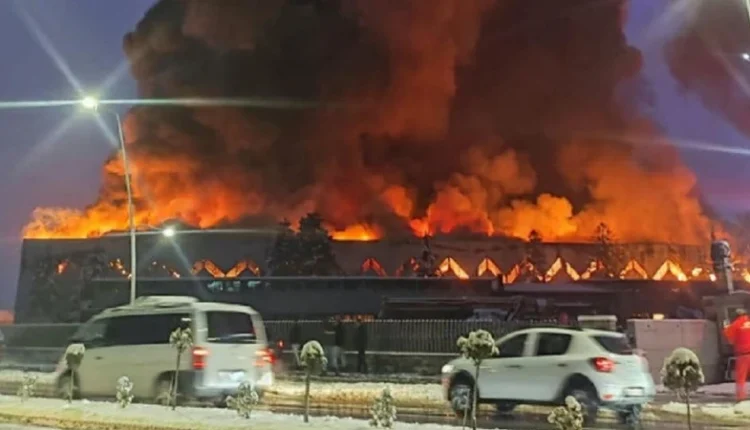 Zjarr i përmasave të mëdha në Gjakovë, fabrika “Comodita” përfshihet nga flakët! (VIDEO)