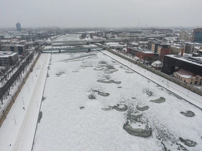 Vala e të ftohtit arktik evropian arrin në Poloni  ndërsa lumi Vistula ngrin në Krakow