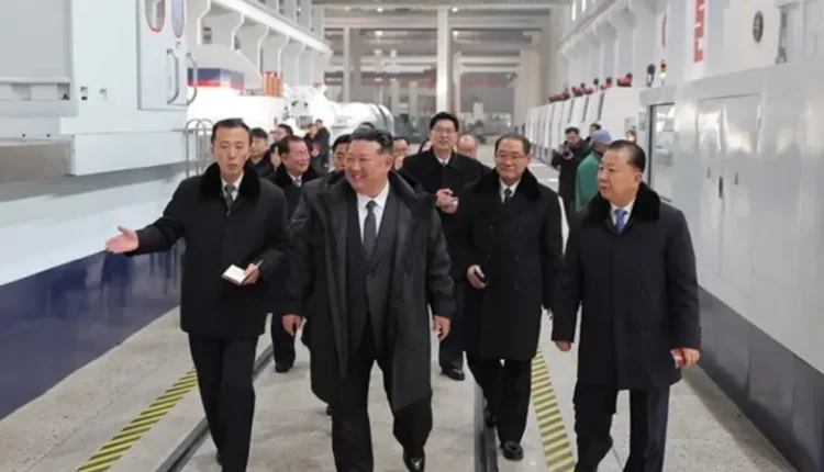 Kim Jong-un shkarkoi zëvendëskryeministrin pasi modernizoi një fabrikë