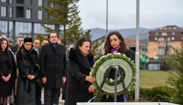 Osmani homazhe te varri i Ibrahim Rugovës: Simbol i paqes dhe i lirisë