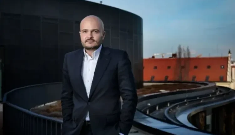 Biznesmeni çek bëhet njeriu më i pasur në botë në industrinë e mbrojtjes