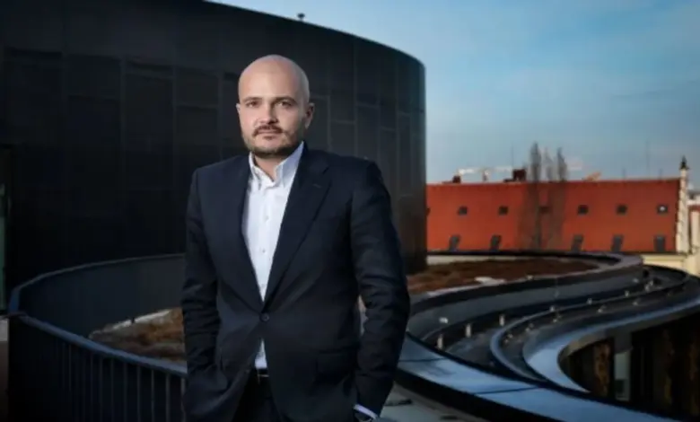 Biznesmeni çek bëhet njeriu më i pasur në botë në industrinë e mbrojtjes