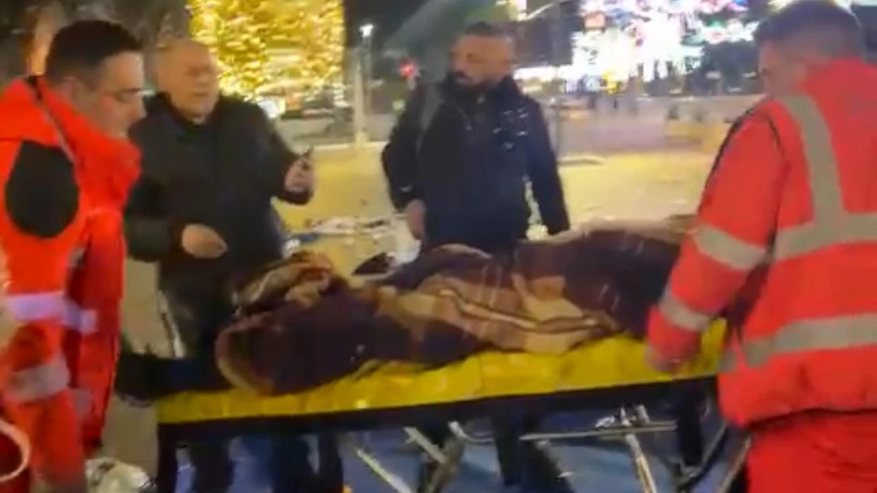 I ra bombola e gazit lotsjellës në kokë   momenti kur Lapaj mbërrin në Spitalin e Traumas