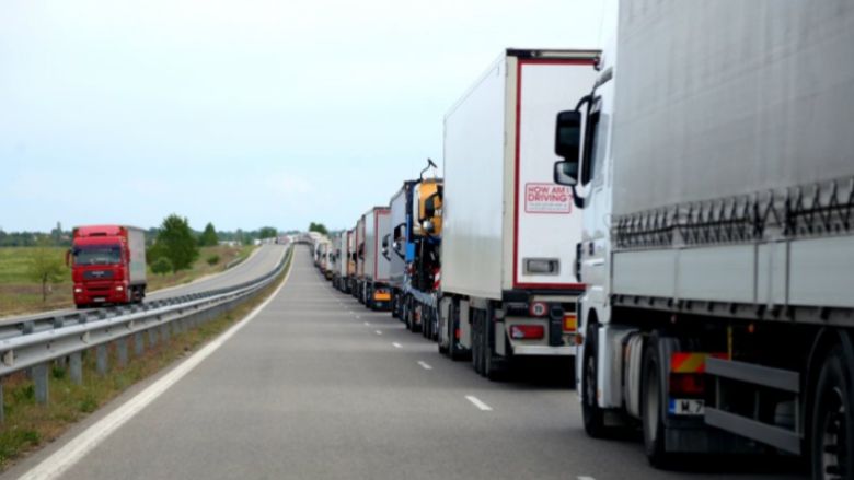 Dita e tretë e bllokadave në kufij  Në ndërprerje qarkullimi i mallrave  dëmet 100 milionë euro në ditë