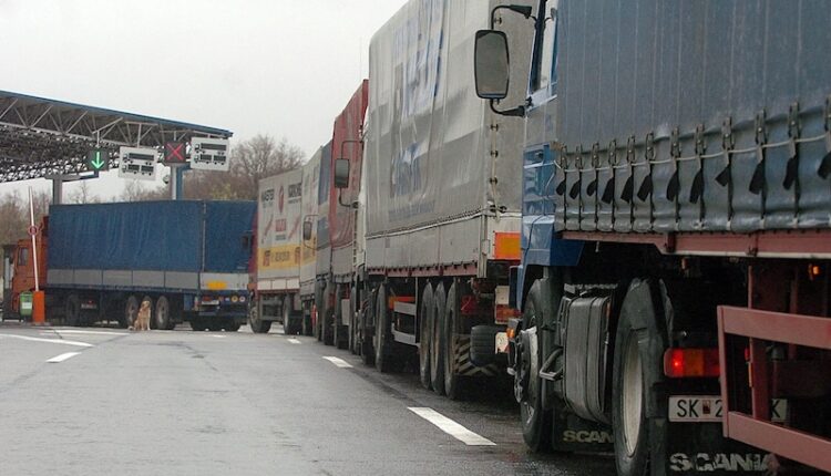 Nga e hëna bllokadë për trafikun e mallrave nëpër pikat kufitare në Maqedoninë e Veriut