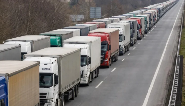 Bllokadë në disa pika kufitare, transportuesit e mallrave sot në protestë