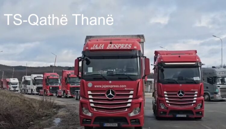 Dita e 2-të e protestës në Qafë Thanë, protesta ka ngrirë kufirin nga kamionistët (VIDEO)