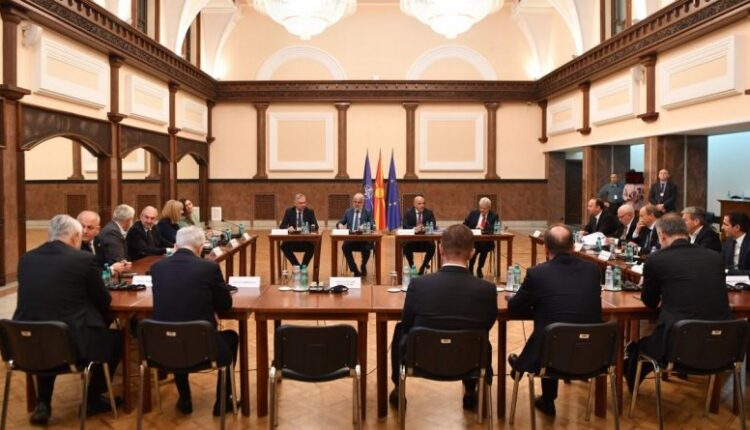 Mickoski pritet të kërkojë takim liderësh për heqjen e qeverisë teknike dhe konsensus për ligjet reformuese