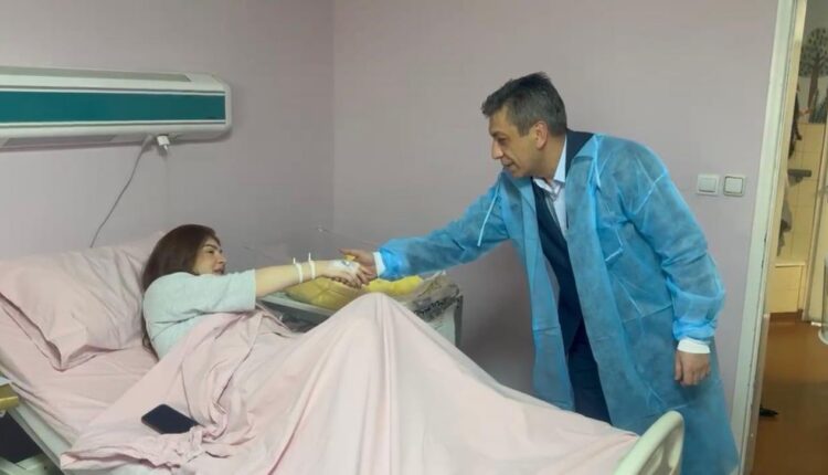 Në Çair për vitin 2026 lindin binjake! Izet Mexhiti ju dhuron ar dhe lule (FOTO)