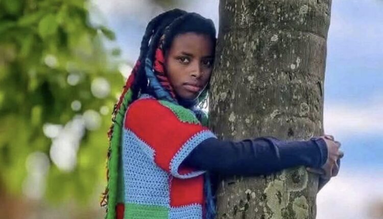 Përqafimi 72 orësh me pemën, 22-vjeçarja thyen rekordin