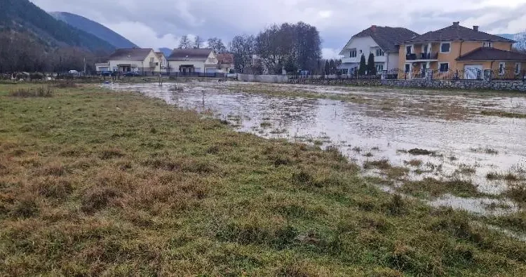 Përmbytjet, në Kërçovë u evakuuan rreth 120 persona, situata vazhdon të jetë kritike