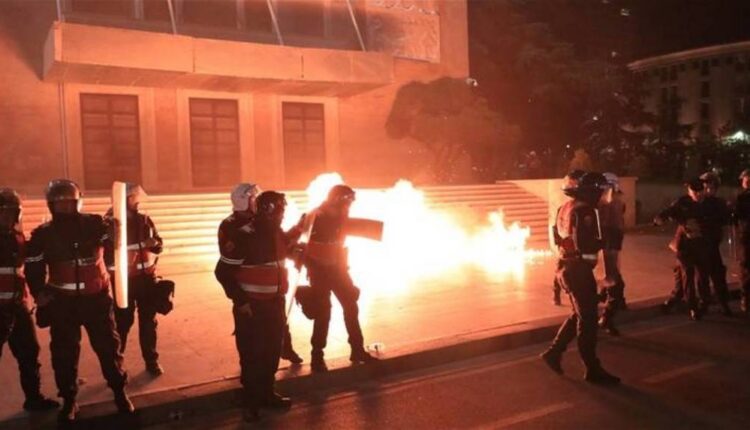 Lëndohen 11 policë nga protesta e PD-së në Shqipëri, 18 të arrestuar