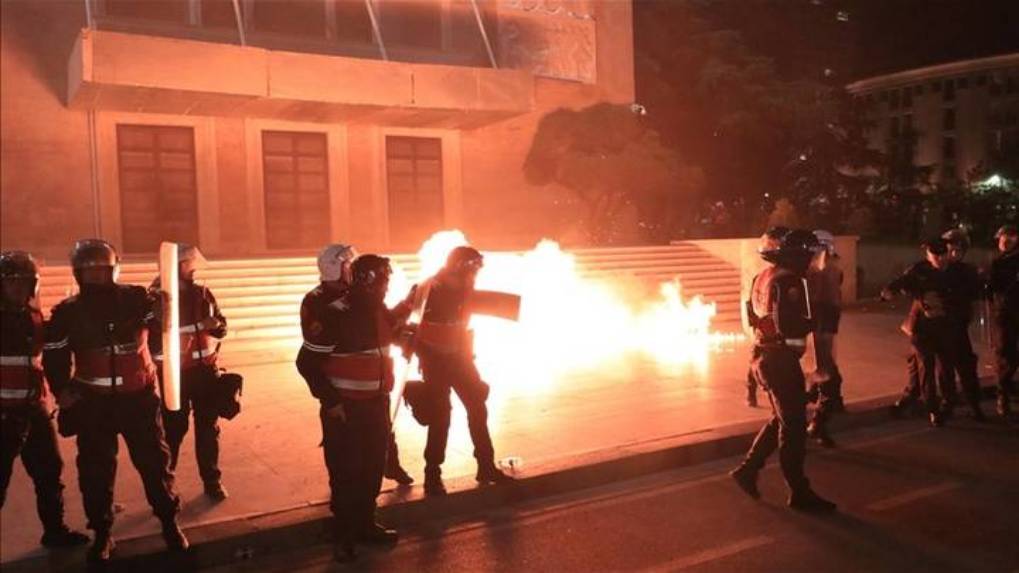 Lëndohen 11 policë nga protesta e PD së në Shqipëri  18 të arrestuar