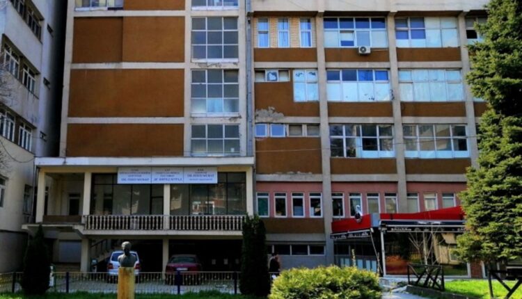 Gruaja thotë se e largoi me forcë nga Urgjenca, arrestohet i punësuari si sigurim në Spitalin e Gostivarit