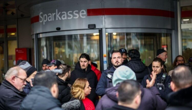Skandali në bankën Sparkasse në Gjermani: Viktimat thonë se turqit dhe arabët u grabitën qëllimisht