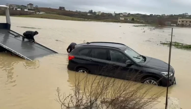 Raportohet se familja kosovare me tre fëmijë janë bllokuar në makinë nga përmbytjet në Shqipëri