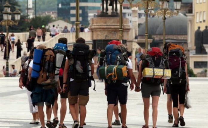 Turistët e huaj ndezin ekonominë në Shkup