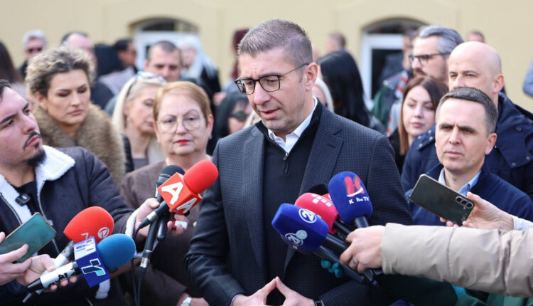 Mickoski: Është lëshuar në përdorim gjimnazi i rikonstruktuar i Tetovës “Kiril Pejçinoviq”, vazhdojmë të investojmë në arsim