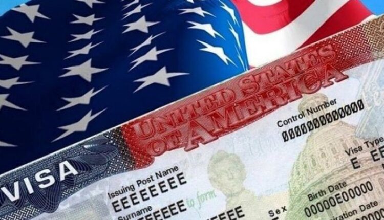 Formalisht, vizat e emigrantëve janë ngrirë për shkak të kufizimeve të imigracionit në SHBA