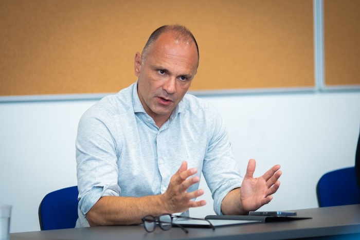 Filipçe  Qeveria teknike nëse është bërë me konsensus  duhet të shfuqizohet me konsensus