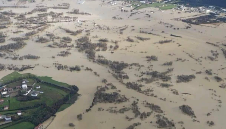 AME: Niveli i ujit në lumenjtë kryesorë ka filluar të bie, nuk ka rrezik të menjëhershëm për vërshime të reja