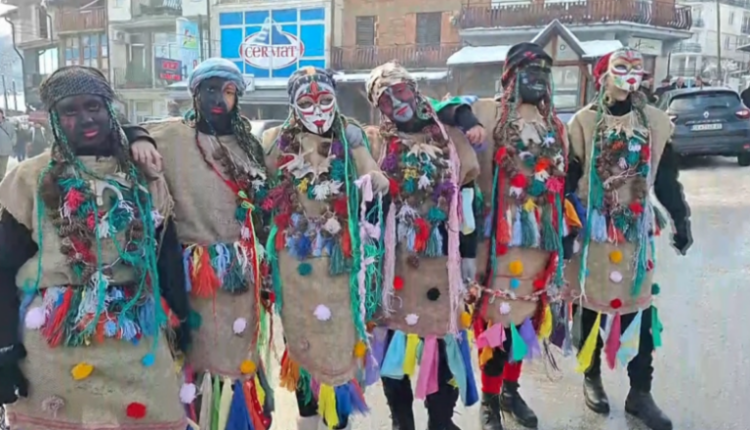 Në Vevçan mbahet karnavali tradicional