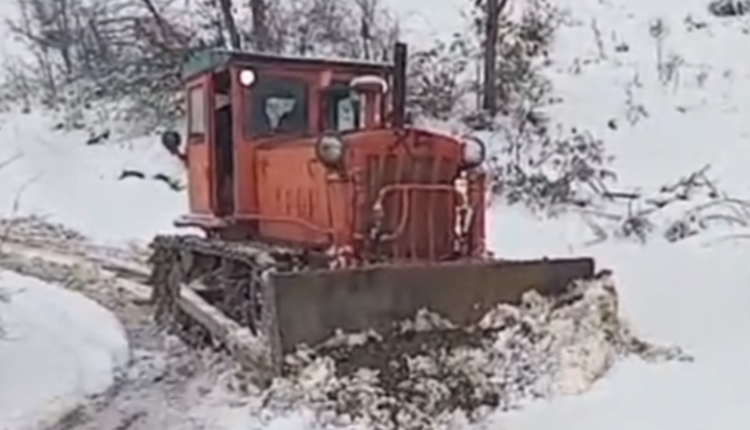VIDEO/ “Sovjetiku”, traktori që sfidon borën dhe hap rrugët e Mokrës